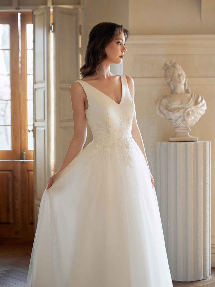 Elegant Open Back V-neck A-line Maxi Long Wedding Dresses Online