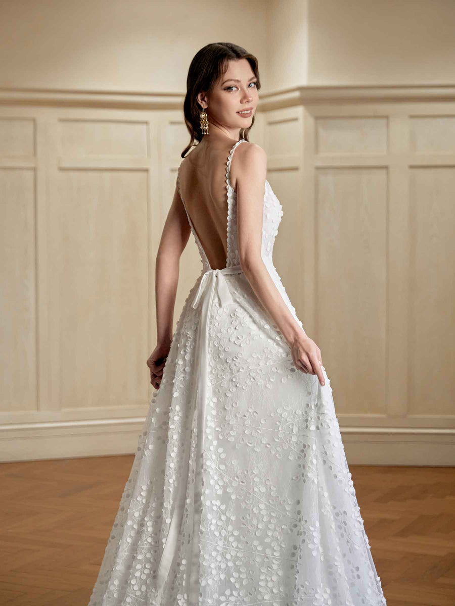Off White A-line Spaghetti Straps V-neck Maxi Long Lace Wedding Dresses Online
