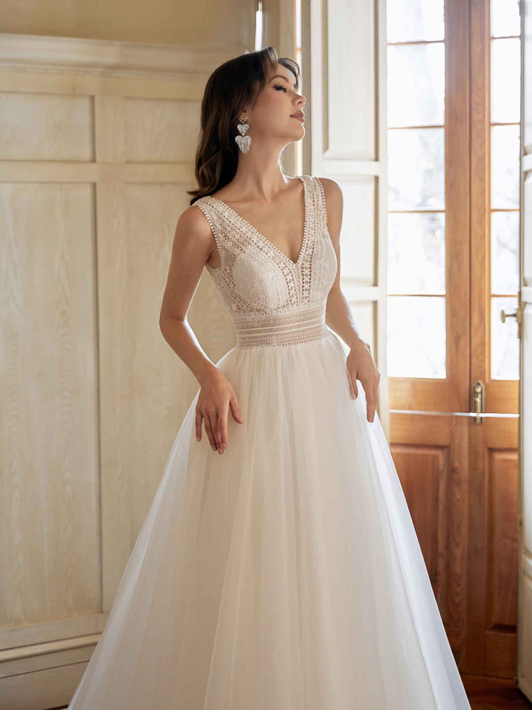 Elegant Open Back A-line  Maxi Long Lace Wedding Dresses Online