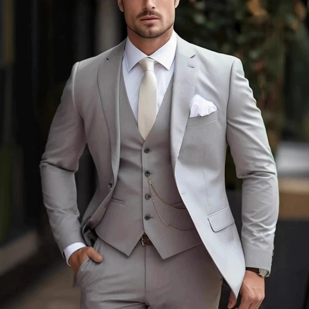 Elegant Classic 3 Piece Men's Suit with Regular Fit and Sophisticated Peak Lapel