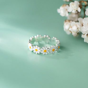 S925 Sterling Silver Daisy Ring – Ethereal Floral Resin Band for Summer