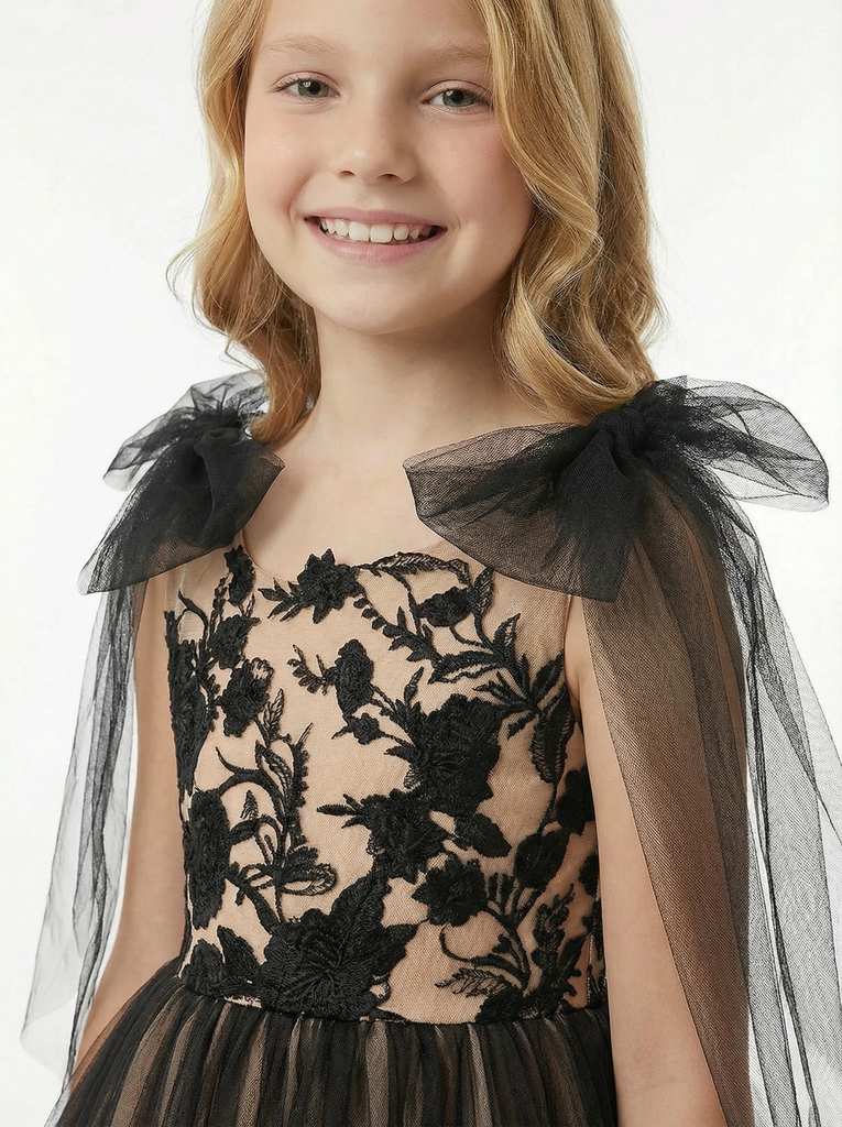 Chic Flower Girl Gown Scoop Neck Sleeveless Lace Embroidered A-Line Floor-Length Tulle Dress with Bow Capelet